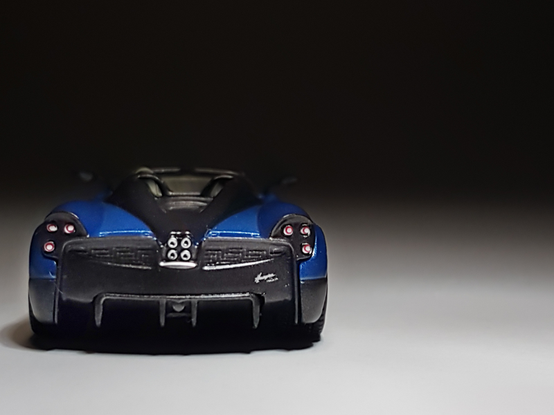Illustration for article titled Mini GT Pagani Huayra Roadster in Blue Francia